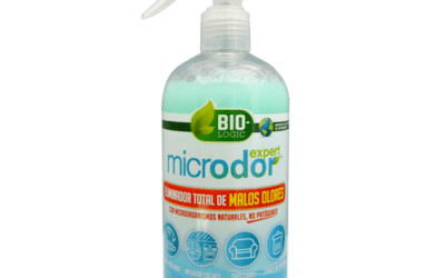 Pistola vaporizador blanca, con etiqueta azul y líquido verde turquesa. Eliminador de malos olores en textil.