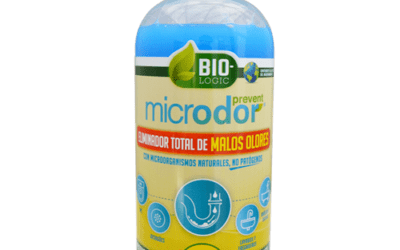 Bote transparente con líquido azul y etiqueta amarilla. Microdor PREVENT eliminador de olores y desatascador de desagües.