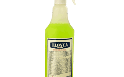 Botella traslúcida con pulverizador negro, llena de desengrasante verde fluorescente.